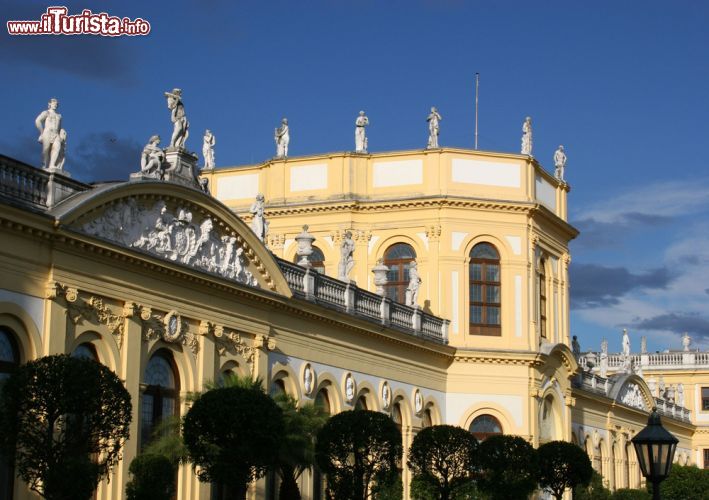 Immagine Dettaglio del palazzo dell'Orangerie a Kassel, Germania - Decorazioni scultoree e statue ornano la preziosa facciata di questo antico palazzo di Kassel © anweber / Shutterstock.com