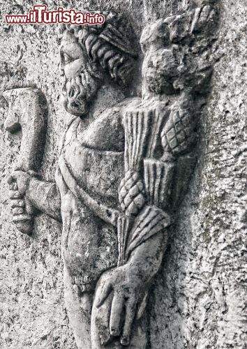 Immagine Dettaglio di una pietra scolpita nell'anfiteatro di Santa Maria Capuavetere - © Gabriela Insuratelu / Shutterstock.com