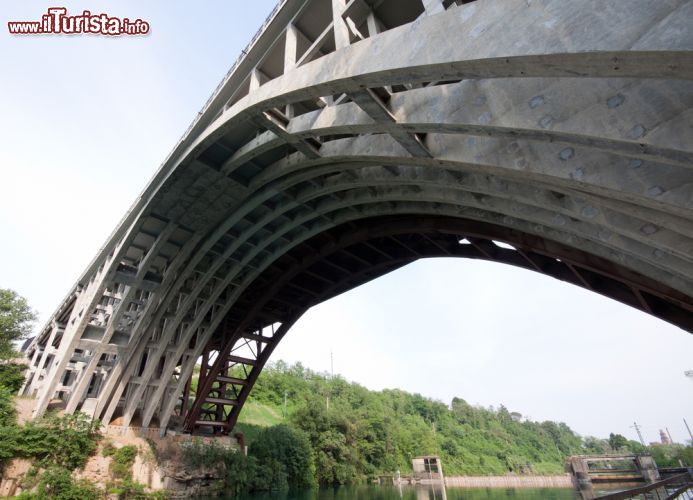 Immagine Ponte sull'Adda dell'Autostrada A4 - l'Autostrada A4, o Autostrada Serenissima, è una delle più importanti e trafficate arterie stradali del nord Italia, in quanto attraversa da ovest a est l'intera Pianura Padana.  - © Zocchi Roberto / Shutterstock.com