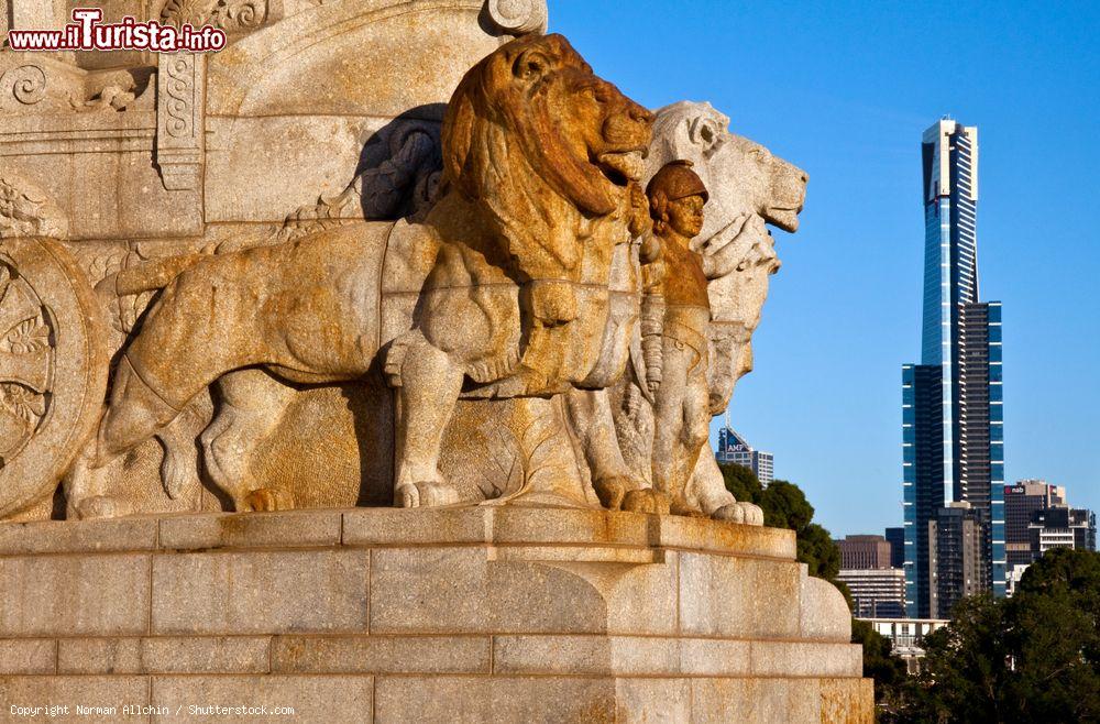 Immagine Dettaglio scultoreo al Tempio della Rimembranza di Melbourne, Australia. Il memoriale con due stuatue di leoni e, sullo sfondo, la torre Eureka - © Norman Allchin / Shutterstock.com