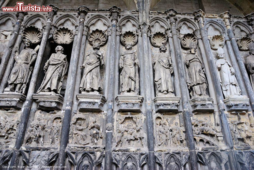 Immagine Dettaglio scultoreo del portico ovest della cattedrale di Notre Dame a Tournai, Belgio. Fra i monumenti più importanti dell'intero paese, questo edificio di culto è caratterizzato da una costruzione avvenuta in epoche differenti - © Nigar Alizada / Shutterstock.com