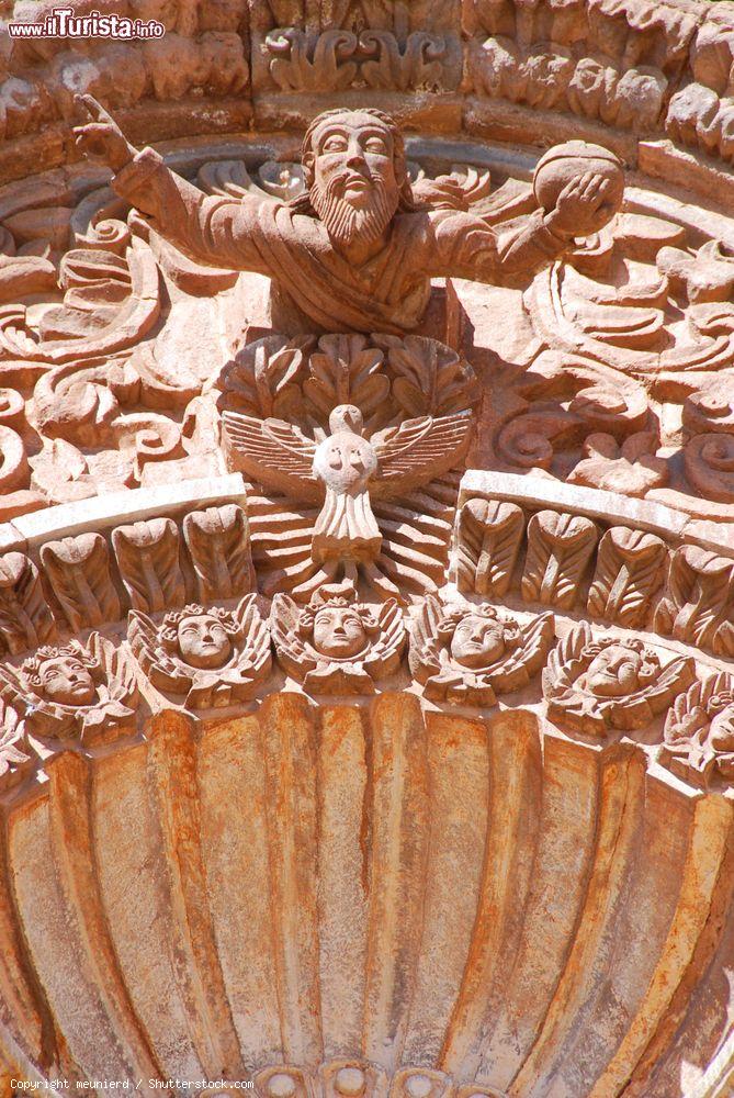 Immagine Dettaglio scultoreo della basilica di San Carlo Borromeo a Puno, Perù. Costruita dai Gesuiti nel XVIII° secolo, questa chiesa in stile barocco è caratterizzata da un portale con sculture ispirate alla cultura pagana - © meunierd / Shutterstock.com