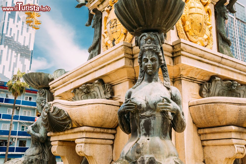 Immagine Dettaglio scultoreo della fontana del Nettuno nel  Parco di Rustaveli Ave a Batumi, Georgia. Il Nettuno georgiano è stato realizzato nel 2010 e interamente placcato in oro l'anno successivo. Si trova di fronte al Batumi Drama Theater e al casino della città.