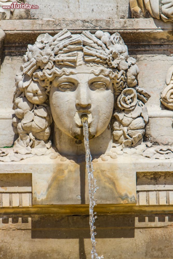 Immagine Dettaglio scultoreo della fontana in Esplanade Charles-de-Gaulle a Nimes, Francia.