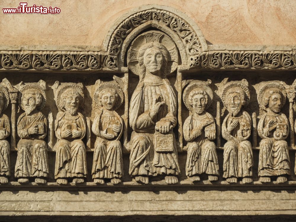 Immagine Dettaglio scultoreo di un edificio religioso a Galatina, Puglia.