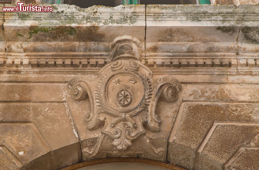 Immagine Dettaglio scultoreo di un palazzo storico a Ceglie Messapica, Puglia.