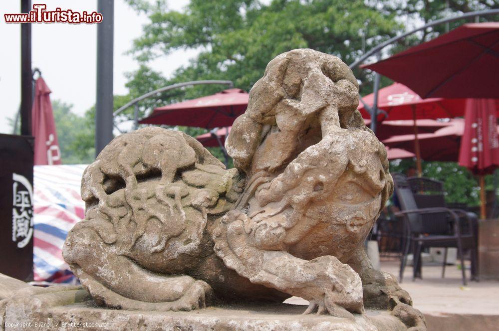 Immagine Dettaglio scultoreo nella città vecchia di Pingle, Qiong Lai, Cina. Questa antica località situata nei pressi di Leshan vanta una storia di oltre 2 mila anni e conserva testimonianze architettoniche giunte a noi in perfetto stato di conservazione - © B.Zhou / Shutterstock.com