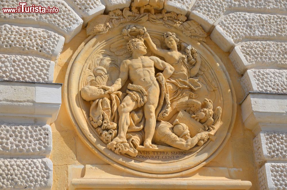 Immagine Dettaglio scultoreo nell'Arco di Trionfo a Montpellier, Francia.