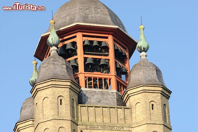 Immagine Un dettaglio della torre campanaria di Bergues. Il beffroi viene suonato dai protagonisti del film Giù al Nord