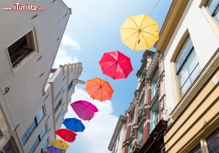 Immagine Ombrelli colorati durante il festival di teatro di strada "Deventer Op Stelten" (Deventer sui trampoli), uno dei maggiori festival di questo genere dell'Olanda - foto © hans engbersn / Shutterstock.com