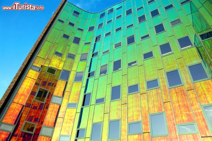 Immagine L'edificio denominato "L'arc en ciel" di Deventer (Olanda) è stato realizzato in modo da creare i colori dell'arcobaleno quando i raggi del Sole lo colpiscono - foto © Chantal de Bruijne / Shutterstock.com