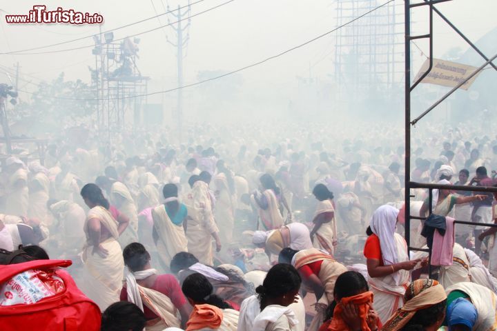 Immagine Devoti durante il ritale Pongala al tempio di Attukal, Kerala, India. Questo evento rappresenta la più grande congregazione al mondo di donne e fa parte dei Guinness dei Primati - © AJP / Shutterstock.com