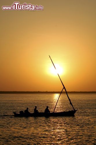 Immagine Un dhow a largo dell'isola di Lamu, Kenya - il dhow, chiamato anche sambuco, è un'imbarcazione in legno tipica dei paesi arabi e dell'Africa orientale ed è il principale mezzo di trasporto via mare utilizzato nell'arcipelago di Lamu. - © Africanmoose / Shutterstock.com