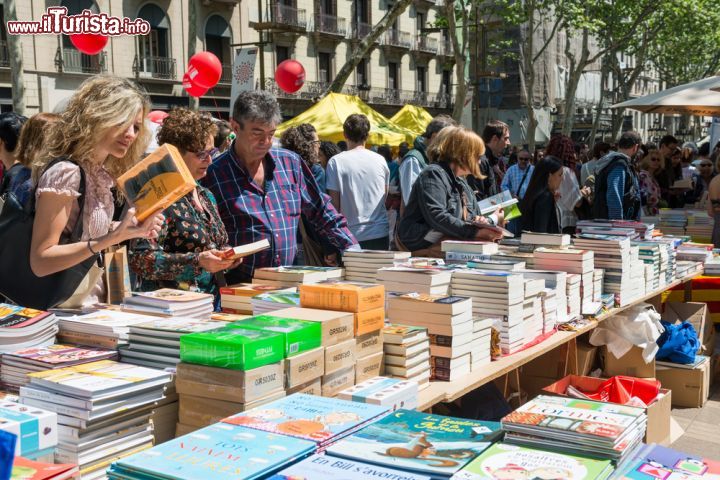 Immagine Diada de Sant Jordi a Barcellona, Spagna. Bancarelle di libri in occasione del 23 Aprile, il vero giorno di San Valentino festeggiato in città e nella regione catalana - © Lisi4ka / Shutterstock.com