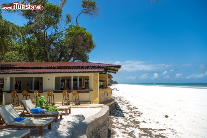 Immagine Diani Beach: perla dell'Africa con un'anima occidentale - Diani Beach è considerata una vera e propria garanzia nel contesto dei viaggi di lusso. Questa porzione di costa kenyota infatti è ricca di resort, hotel lussuosi e villaggi all inclusive di proprietà dei maggiori tour operator europei. - © LMspencer / Shutterstock.com