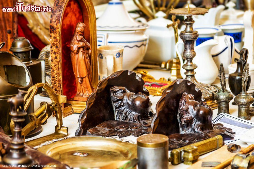 Immagine Diano Colleziona, il mercato del collezionismo e delle pulci a Diano Marina in Liguria - © iryna1 / Shutterstock.com