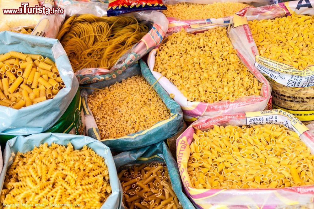 Immagine Differenti tipi di pasta in un mercato di El Alto, Bolivia. La pasta, uno dei principali alimenti della cucina boliviana, si compra sfusa scegliendo la forma che più si preferisce - © Matyas Rehak / Shutterstock.com