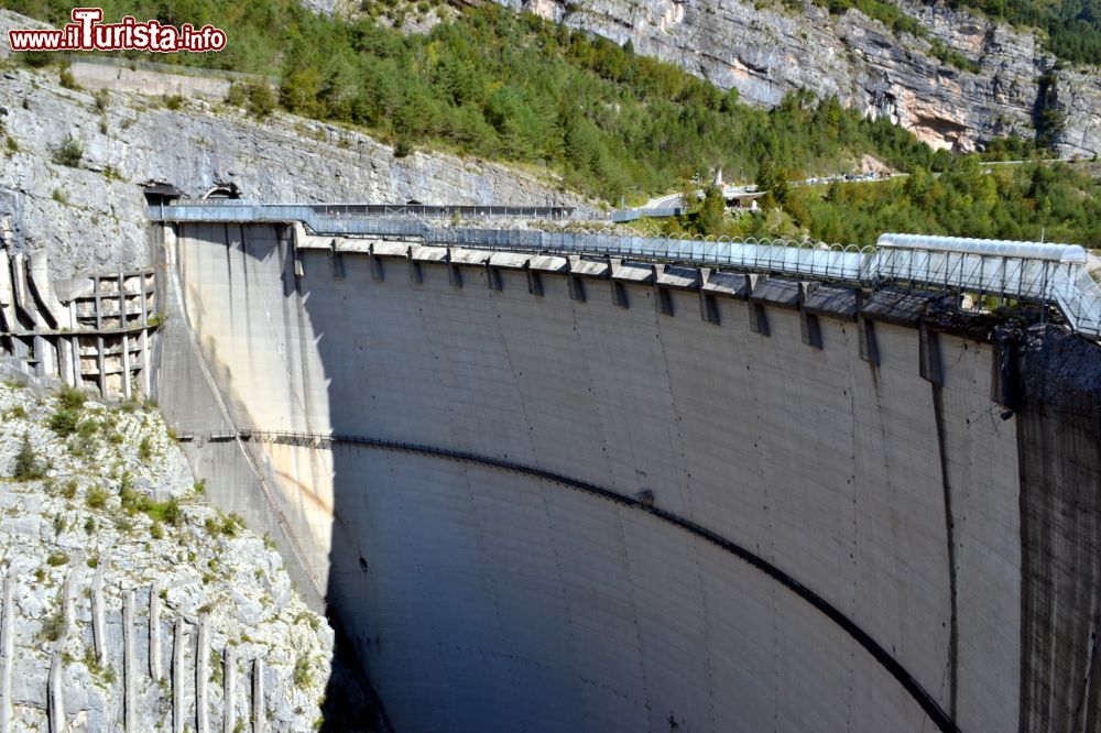 Immagine Il coronamento della diga ad arco del vajont in  Friuli Venezia Giulia