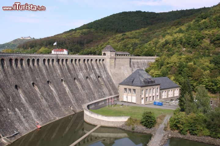 Immagine Diga di Hessen sul lago Eder a Kassel, Germania - E' alta 46 metri l'imponente diga sul lago Eder vicino alla città di Kassel. Con i suoi 200 mila metri cubi d'acqua è una delle tre più grandi di tutta la Germania © Christian Colista / Shutterstock.com