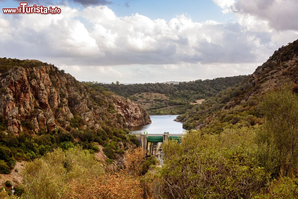 Immagine Diga sul fiume Coghinas a Santa Maria Coghinas, provincia di Sassari (Sardegna). Lungo 116 km, questo corso d'acqua è il principale del sassarese e il terzo più lungo della regione.