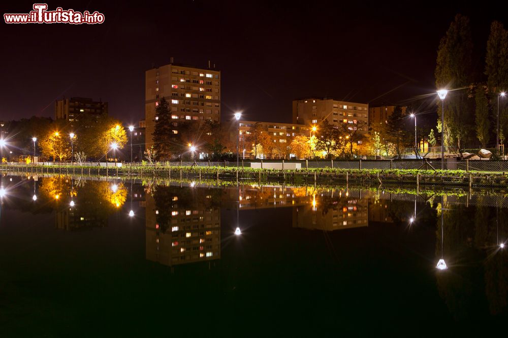 Immagine Digione di notte con le luci riflesse nell'acqua, Francia. Questa cittadina possiede un patrimonio culturale e architettonico unico, conservato in uno dei territori tutelati più importanti di tutta la Francia.