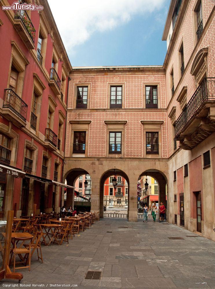 Immagine Dimore signorili nel centro storico di Gijon, Asturie, Spagna - © Botond Horvath / Shutterstock.com