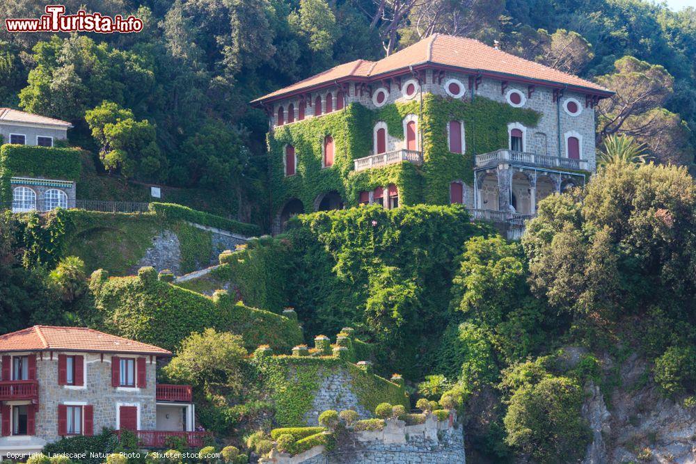 Immagine Dimore storiche del villaggio di Levanto viste dal mare, provincia La Spezia, Liguria - © Landscape Nature Photo / Shutterstock.com