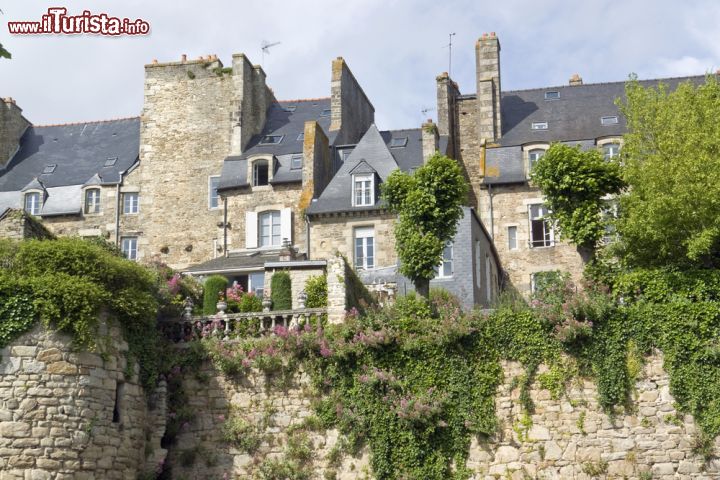 Immagine Dinan, Francia: i palazzi del centro storico protetti dalla cinta muraria. Dinan è un borgo medievale perfettamente conservato e per questo meta di migliaia di turisti ogni anno - © PRILL / Shutterstock.com