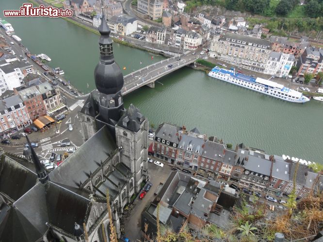Immagine La Collégiale Notre-Dame de Dinant e il Pont Charles de Gaulle in una vista area di Dinant