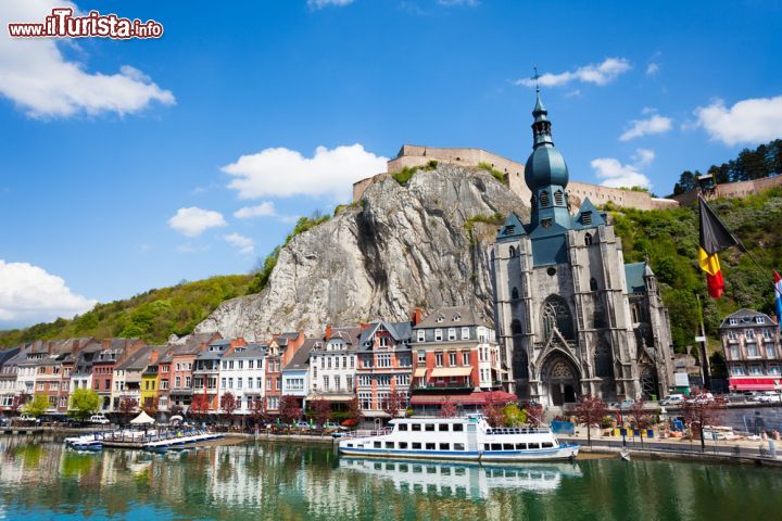 Immagine Un'immagine classica di Dinant con tutti i principali punti d'interesse turistico: la Mosa, la chiesa di Notre-Dame e la cittadella fortificata - foto © Sergey Novikov / Shutterstock.com