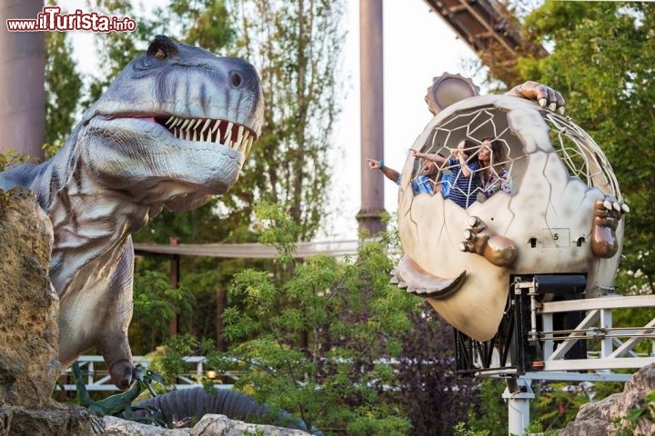 Immagine Dinoland, l'area giurassica di Mirabilandia, Emilia Romagna, Italia. Si trova in questo parco della riviera romagnola il più vasto parco giurassico ispirato al mondo dei dinosauri e dedicato ai più piccini