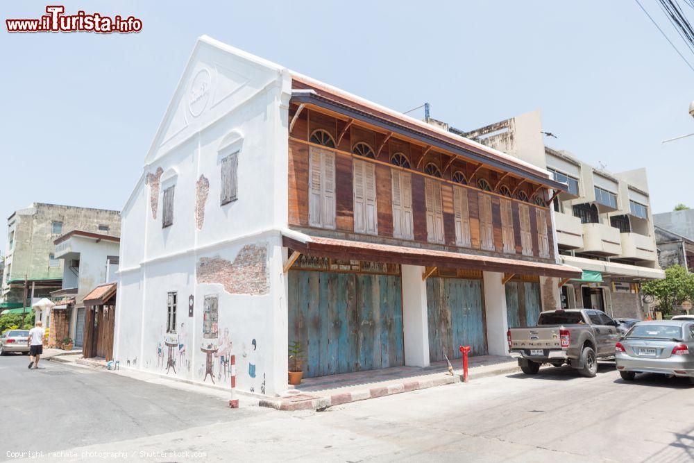 Immagine Dipinti murali su una casa di Nang Ngam Street a Songkhla, popolare destinazione turistica nel distretto di Muang (Thailandia) - © rachata photography / Shutterstock.com