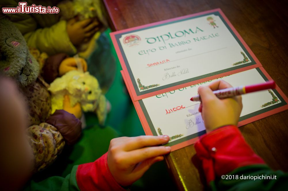 Immagine Diplomi da elfo di Babbo Natale nel castello di Montepulciano, Toscana.