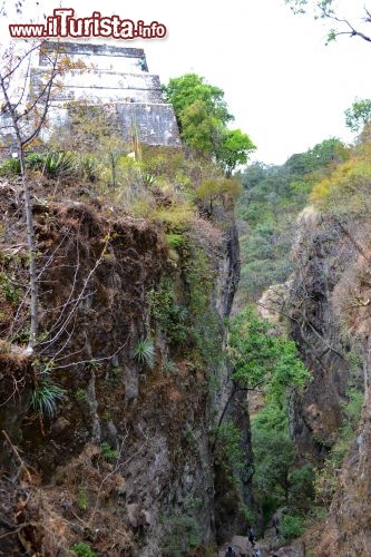 Immagine Dirupo, El Tepozteco: per raggiungere la piramide si scala la montagna con un sentiero molto ripido. Il dislivello dal paese sottostante è di circa 400 metri e si percorre in circa un'ora attraverso il bosco.