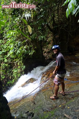 Immagine Waterfall abseiling, Gopeng: la discesa della cascata di questo fiume in mezzo alla giungla è una delle attività che si possono fare ad Ulu Geruntum, nei pressi di Gopeng (Malesia).