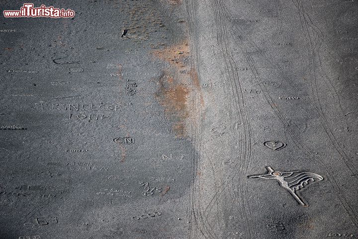 Immagine I disegni e le scritte sulla spiaggia nera di Nonza sono oramai diventate una tradizione turistca della Corsica