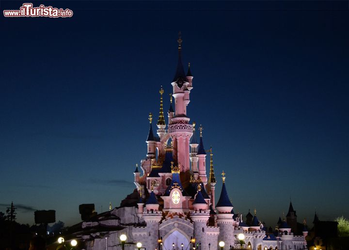 Immagine Disneyland Paris, il Castello della Bella Addormentata, fotografato di sera: è il simbolo indiscusso del parco giochi - © Alias 0591 - Flickr