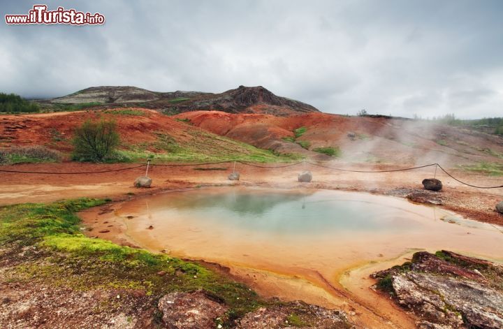 Immagine Percorso del Circolo d'Oro, Islanda. Comprende alcune delle tappe da non perdere assolutamente in Islanda: Pingvellir, parco nazionale dal 1928; Gullfoss, conosciuta come la cascata d'oro; Geyser, il più antico del mondo, da cui deriva anche il nome di queste sorgenti d'acqua che vengono espulse dal terreno per via di una particolare formazione - © TTstudio / Shutterstock.com