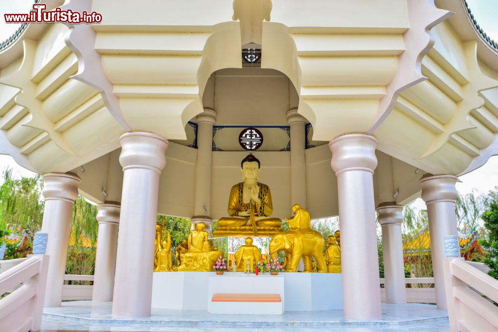 Immagine Divinità cinesi in un antico tempio di Suphan Buri, città nell'omonima provincia della Thailandia.