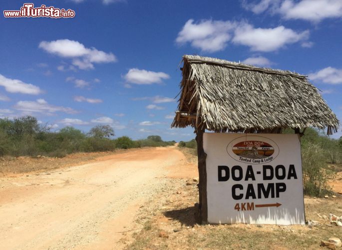 Immagine Doa Doa Camp, Kenya: l'indicazione per il lodge lungo la strada C103 che da Malindi, sulla costa, raggiunge l'ingresso orientale del Parco Nazionale dello Tsavo Est.