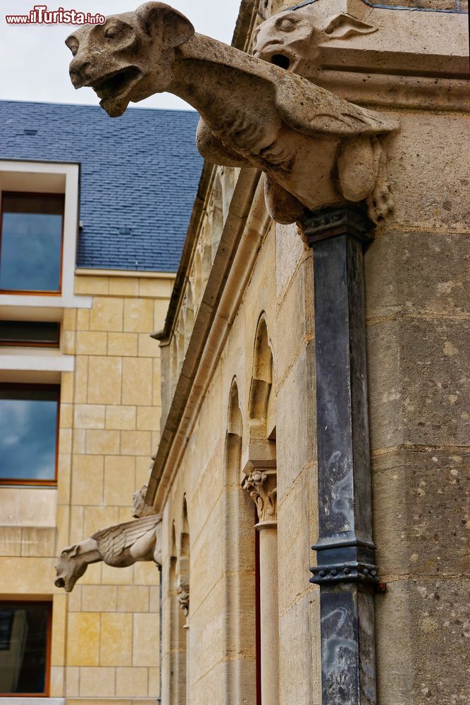 Immagine Tipici doccioni della cattedrale di Notre Dame a Amiens, Francia. Forme fantastiche e grottesche per la parte terminale delle grondaie del tetto dell'imponente cattedrale cittadina.