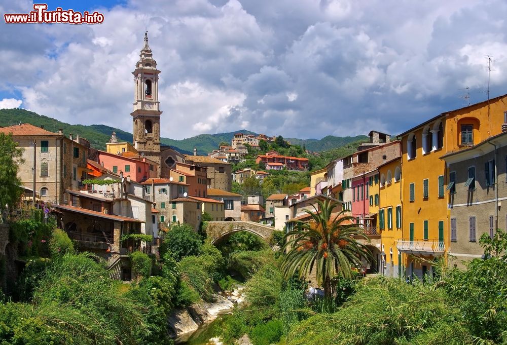 Immagine Dolcedo, un borgo dell'entroterra ligure in provincia di Imperia