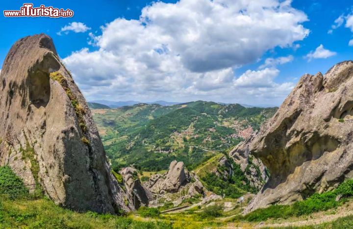 Immagine Le Dolomiti Lucane fotografate nei dintorni di Castelmezzano, borgo della Basilicata che si intravede nello sfondo - © canadastock / Shutterstock.com