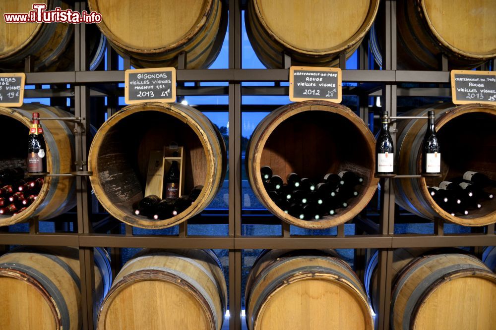 Immagine Le bottiglie del Domaine Tourbillon, un'importante azienda vitivinicola del Luberon, che ha il proprio punto vendita a Lagnes, non distante da Cavaillon (Francia).