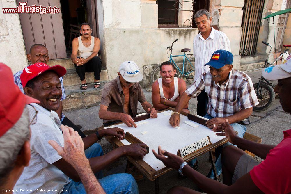Immagine Uno dei passatempi preferiti dei cubani è il domino. Nelle strade, fuori dalle case, si vedono spesso uomini e donne che giocano con grande entusiasmo - © Martchan / Shutterstock.com