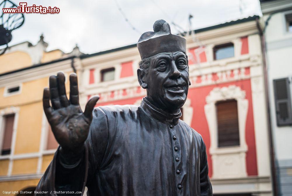 Immagine Don Camillo saluta i turisti a Brescello: la statua fa coppia con quella di Peppone che si trova davanti al municipio - © Dietmar Rauscher / Shutterstock.com