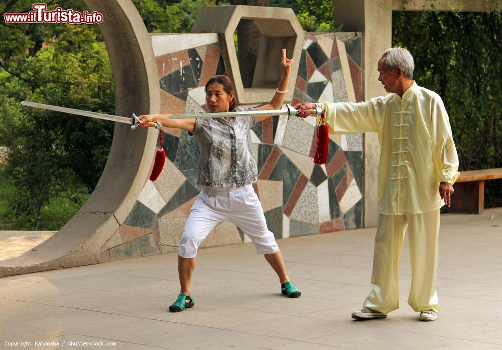 Immagine Una donna cinese pratica Wushu Jian sotto la guida di un maestro, Yinchuan, Cina. Tai Chi, Wushu e altre discilpine all'aperto sono molto popolari in Cina - © Katoosha / Shutterstock.com