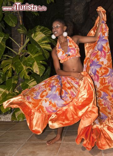 Immagine Una donna con abiti tradizionali danza a Le Paradis Hotel di Le Morne, Mont Choisy, Mauritius - © bengy / Shutterstock.com