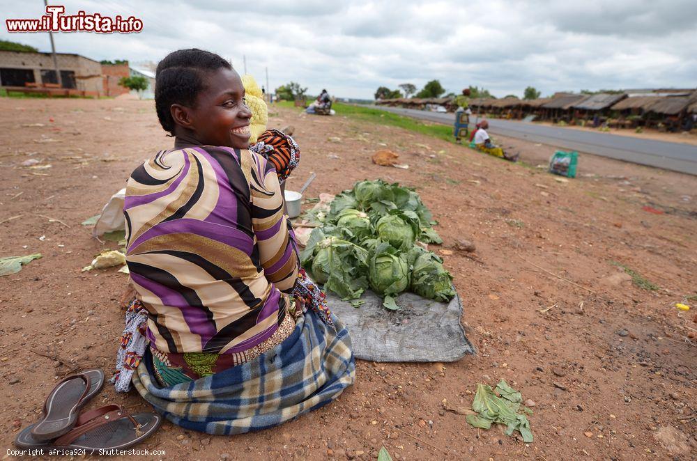 Immagine Una donna con bambino al mercato giornaliero di Lusaka, Zambia. Ogni lunedì la cittadina ospita un grande e colorato mercato - © africa924 / Shutterstock.com