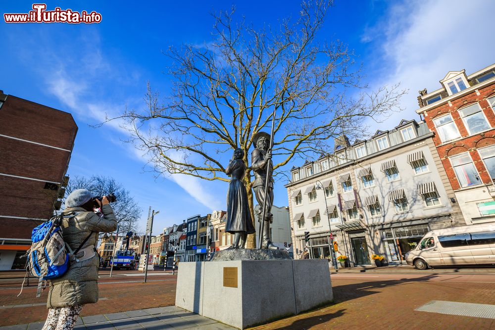 Immagine Una donna fotografa la statua di Kenau Simonsdochter Hasselaer e Wigbolt Ripperda a Haarlem, Olanda.  Hasselaer fu un eroe leggendario per la sua impavida difesa di Haarlem contro gli invasori spagnoli nel 1573; il secondo fu il governatore della città quando venne assediata dall'esercito ispanico durante la guerra degli ottant'anni.